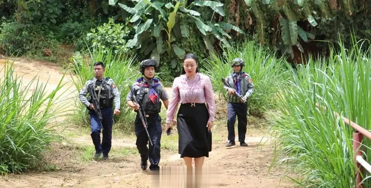 缅北果敢，大户人家女眷出行的日常。 ​​​