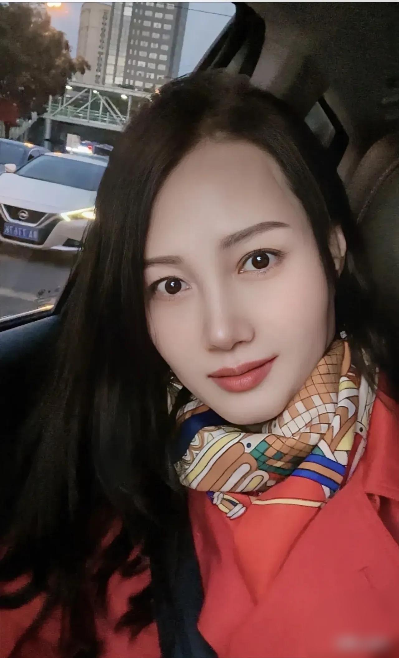 都市通勤日常，车窗外车水马龙，车内静谧如初。
车里的心情 通勤路上的天空 开车的