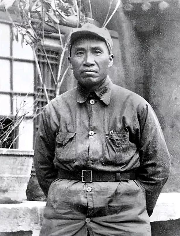1929 年，朱德和妻子正在吃饭，突然，敌军踹门而入：“抓住朱德！” 妻子灵机一