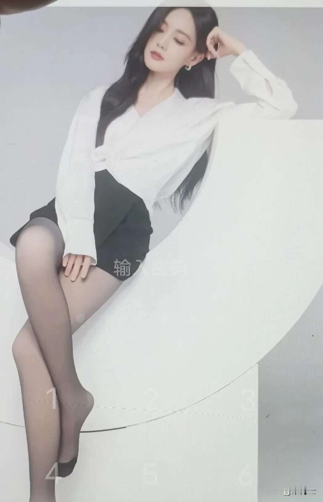 优雅的黑发美女，时尚穿搭，白色衬衫与黑色短裙的搭配，尽显知性美。