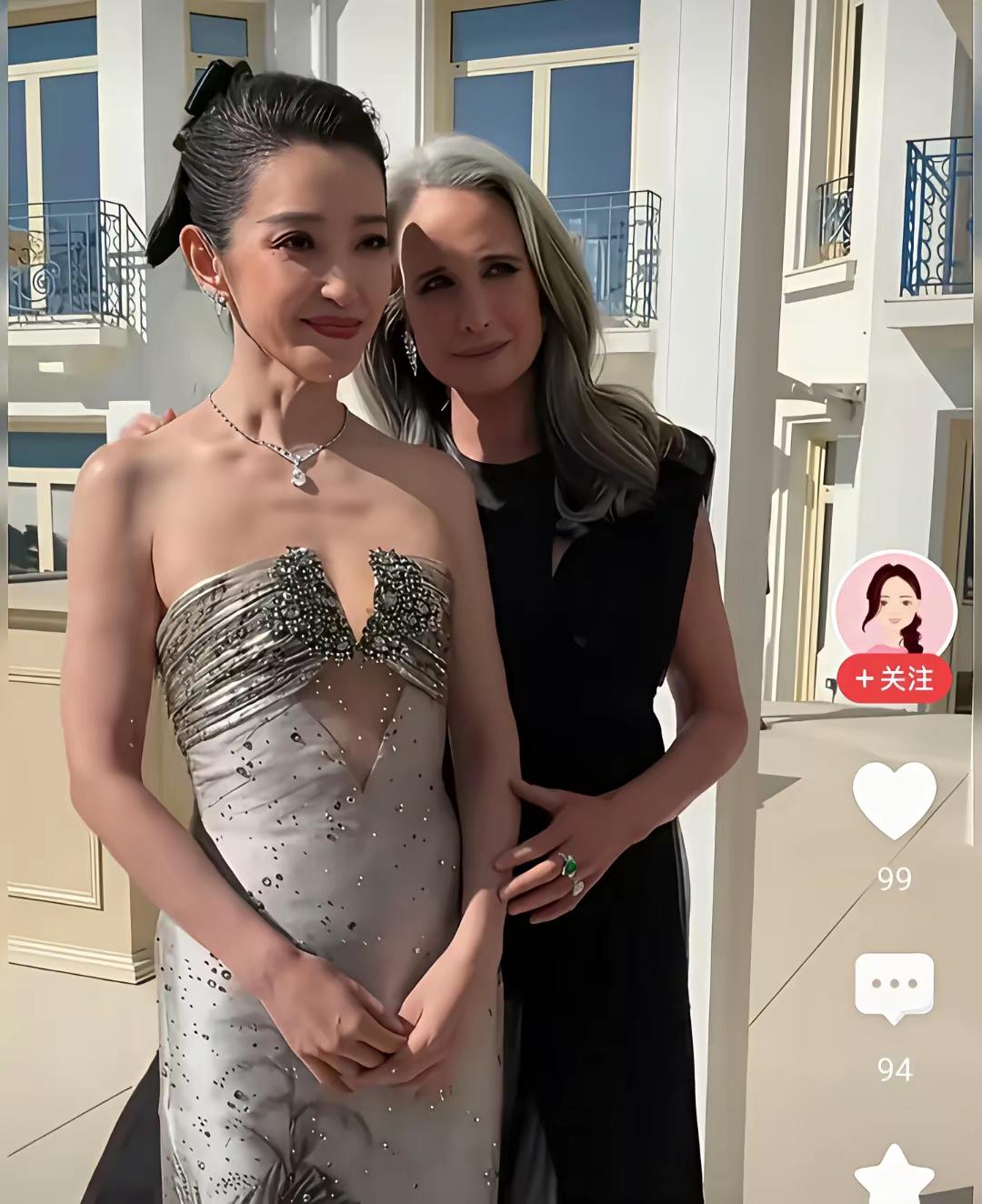 我去！怎么看着有点头大身小的感觉，李冰冰这身材真不适合穿露装，太影响视觉效果了。