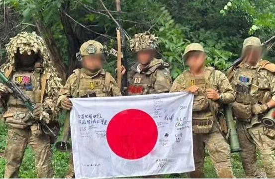 乌克兰战场打了快五年，泽连斯基到处求人，西方国家的援助越给越抠。可就在最近，前线