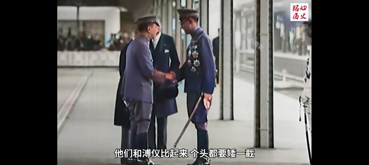日本天皇迎接溥仪挺老实，尽管是傀儡但不卑不亢。
这是1935年末代皇帝溥仪访问东