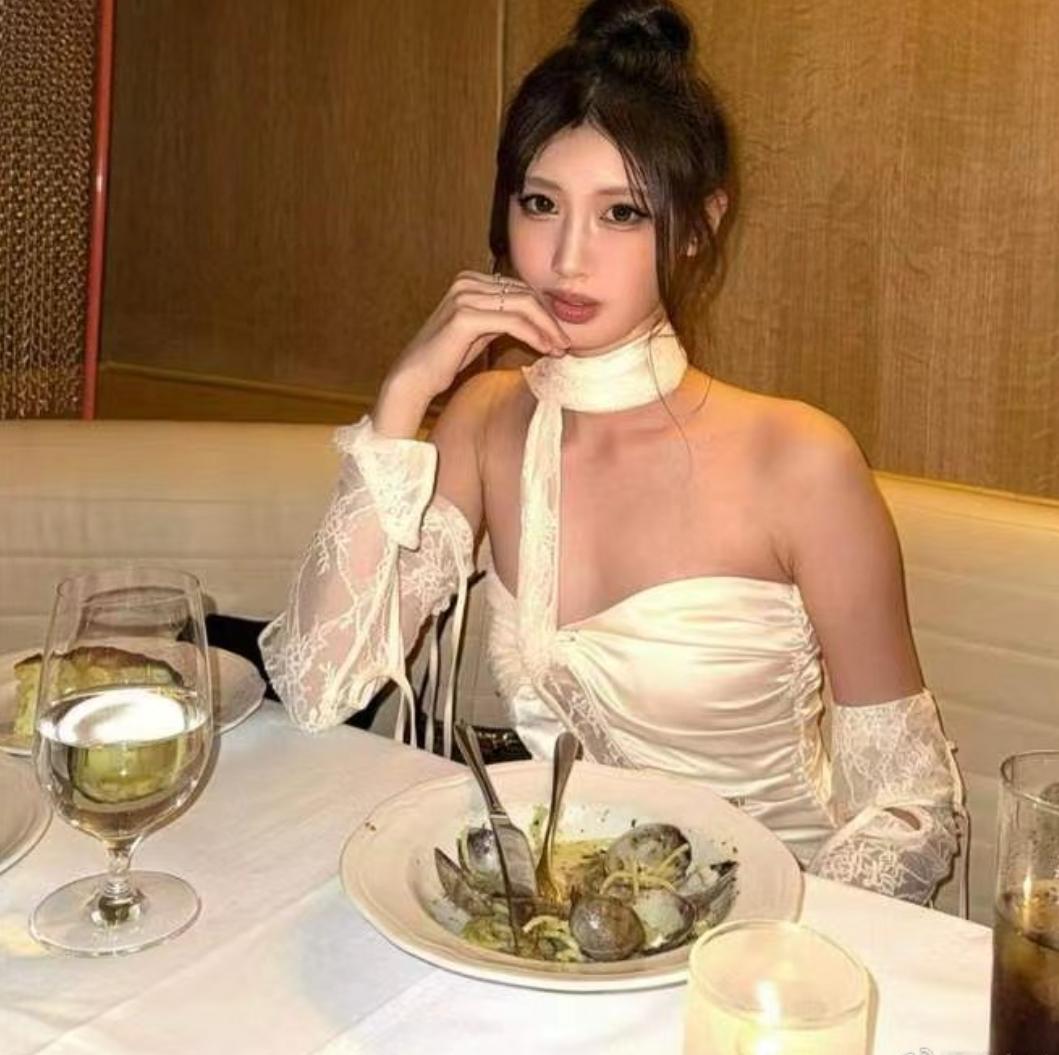 徐朵国外晒20岁生日照，为何在徐帆脸上看到了“谄媚”。
照片中的徐朵，穿着露肩抹