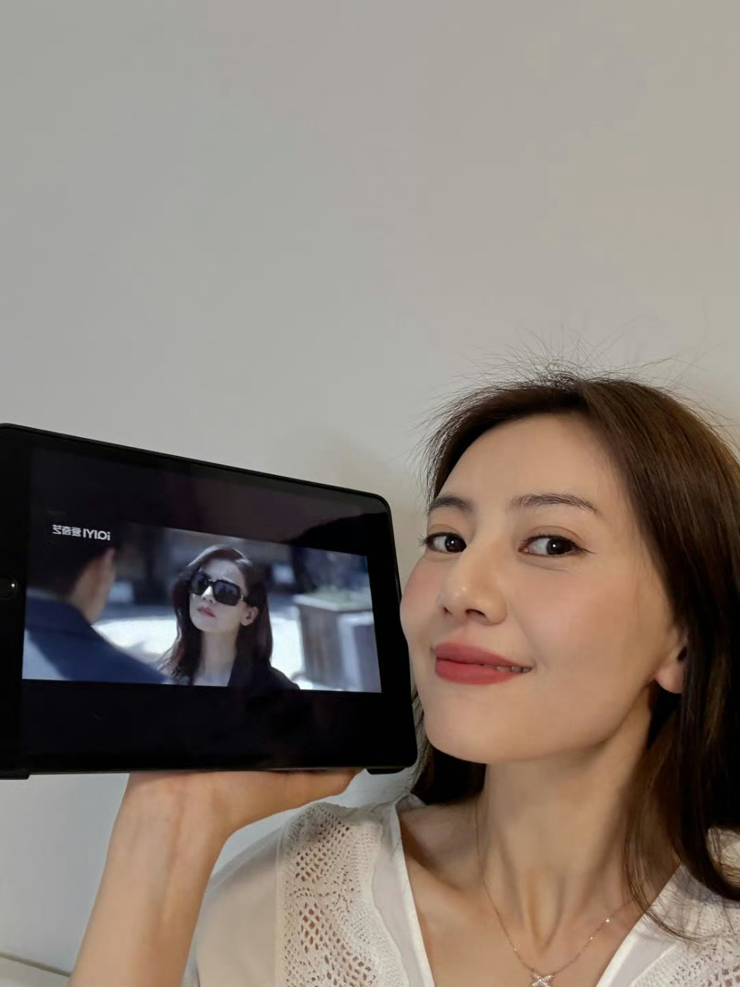 高圆圆自拍哇声一片啊啊啊，人怎么可以这么美丽，这个角度真的太美啦，好完美的一张脸