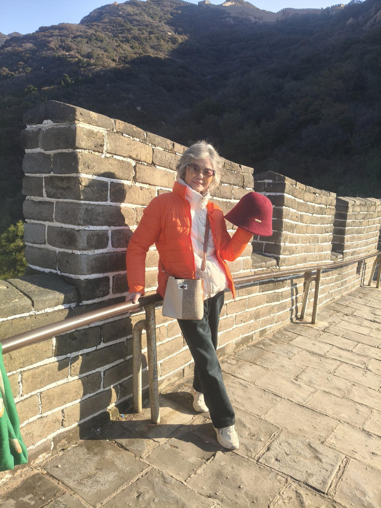 旧衣里的老妈，气质如诗

老妈去北京旅游了，行李箱里装着几件多年前的旧衣。这些衣