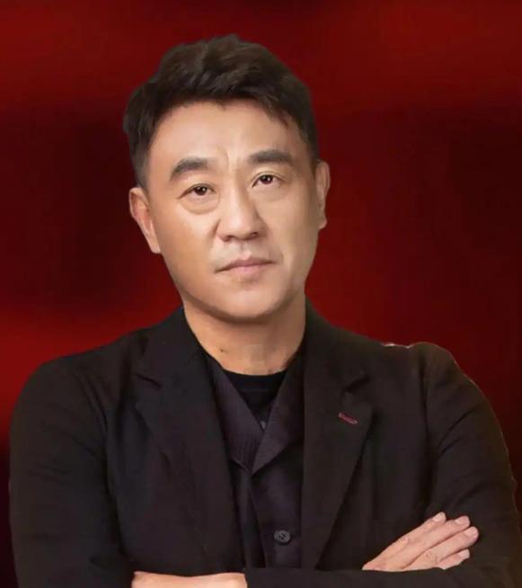 1997年，何冰遇到了多年未见的女同学李海洋，女同学说：“我都29了，嫁不出去了