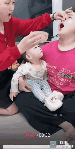 小女孩本来是看热闹的，谁知道中招的是自己？大人的套路太深了吧？

姥姥一只手捏着