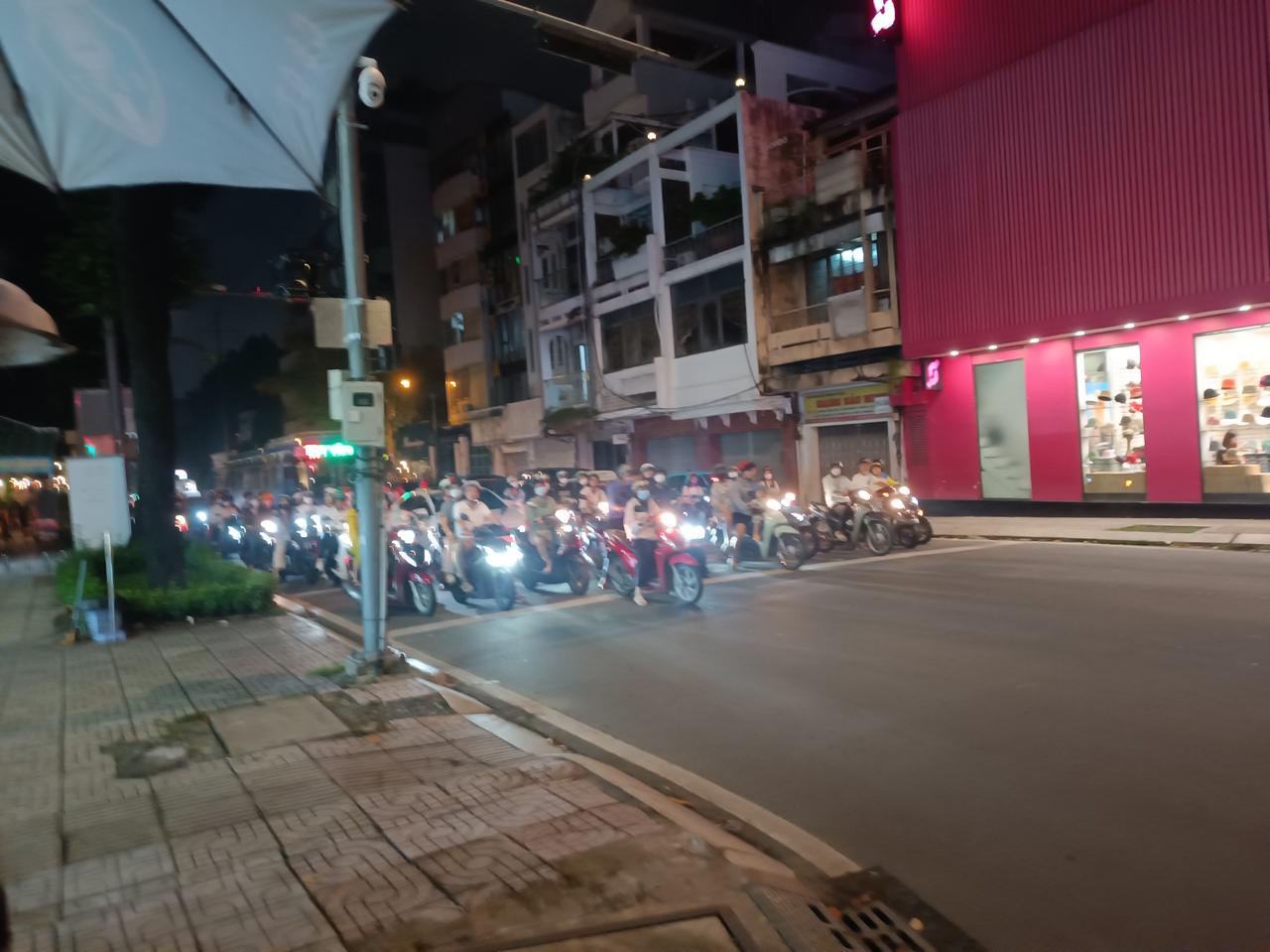 如果深圳和广州不禁摩，2005年就会变成越南胡志明市今天的样子[可爱] 机车疯狂