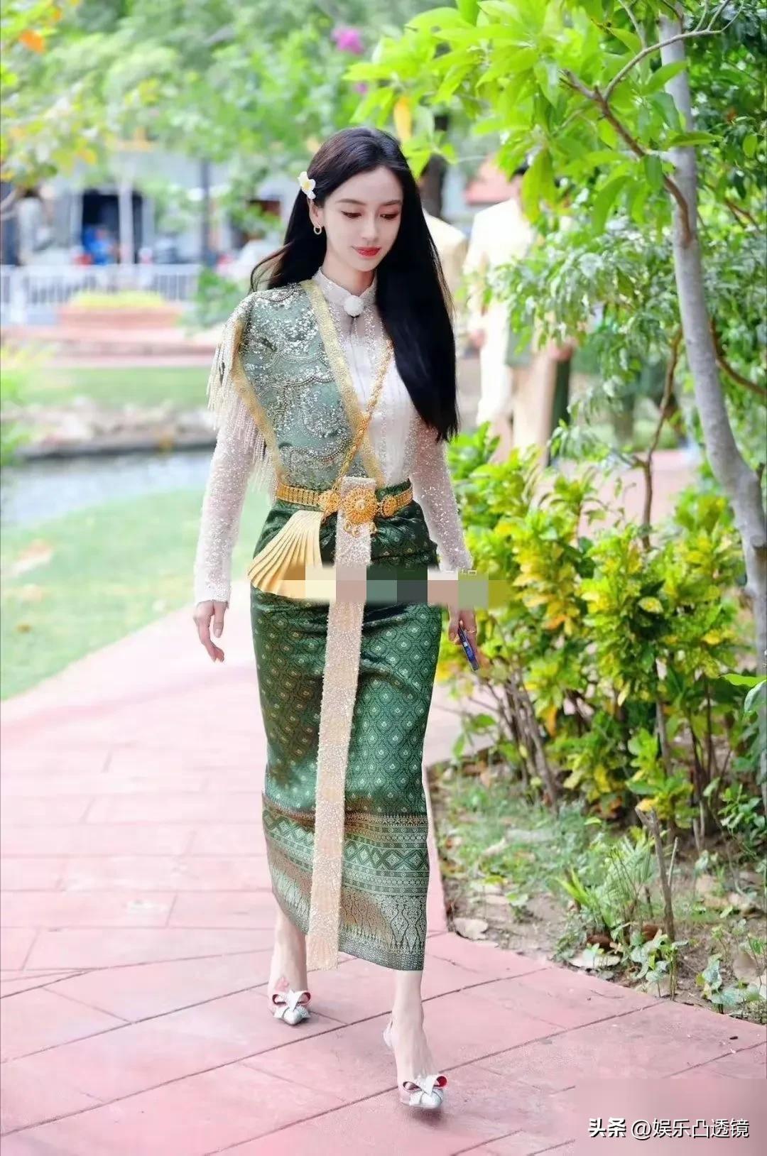 杨颖在泰国录节目，这身衣服看起来真好看，人也很漂亮，状态看起来不错。
不过说实在