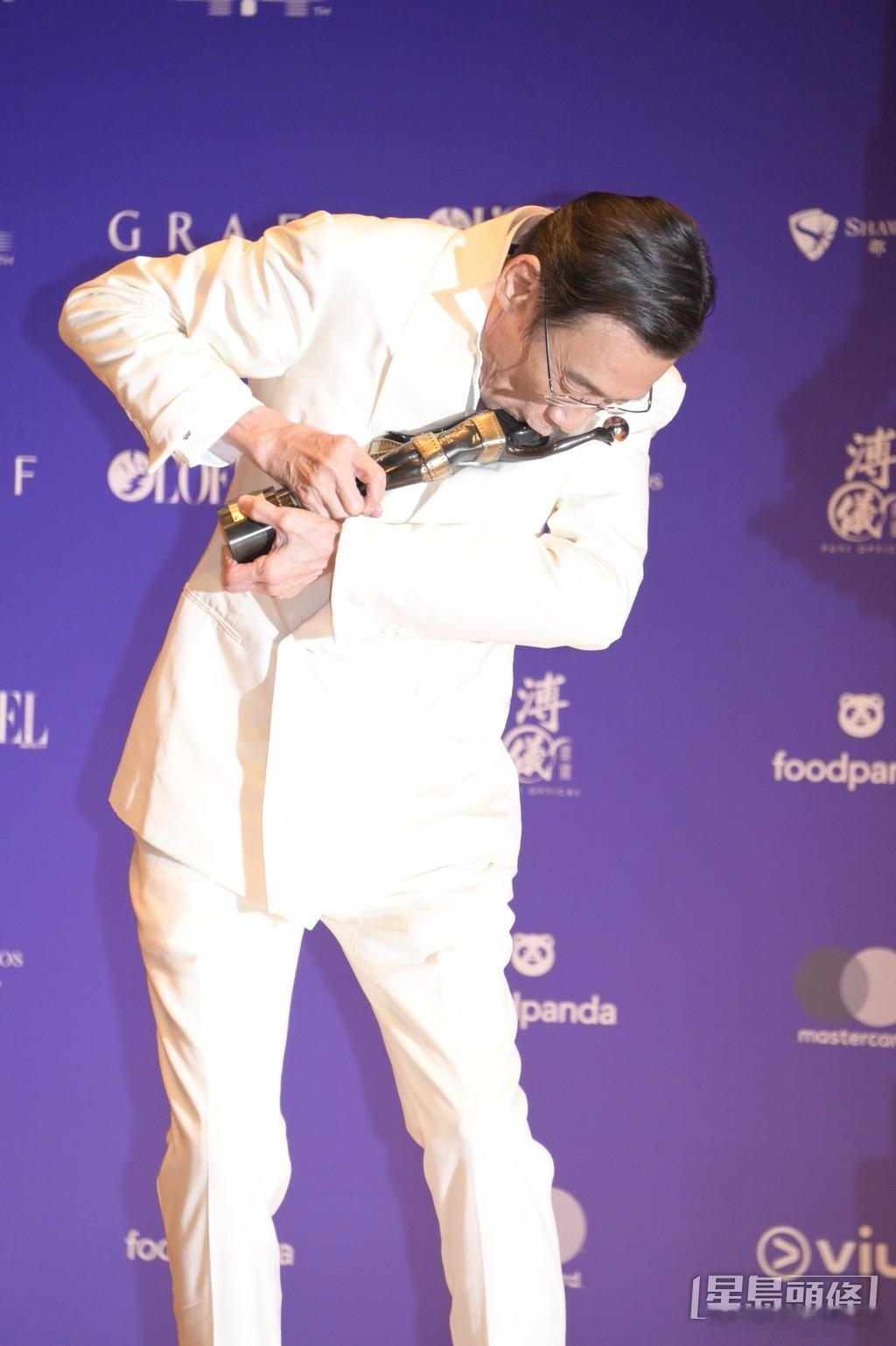 影帝影后亲奖杯都亲得好狂野金像奖影帝梁家辉 🏆金像奖影后廖子妤