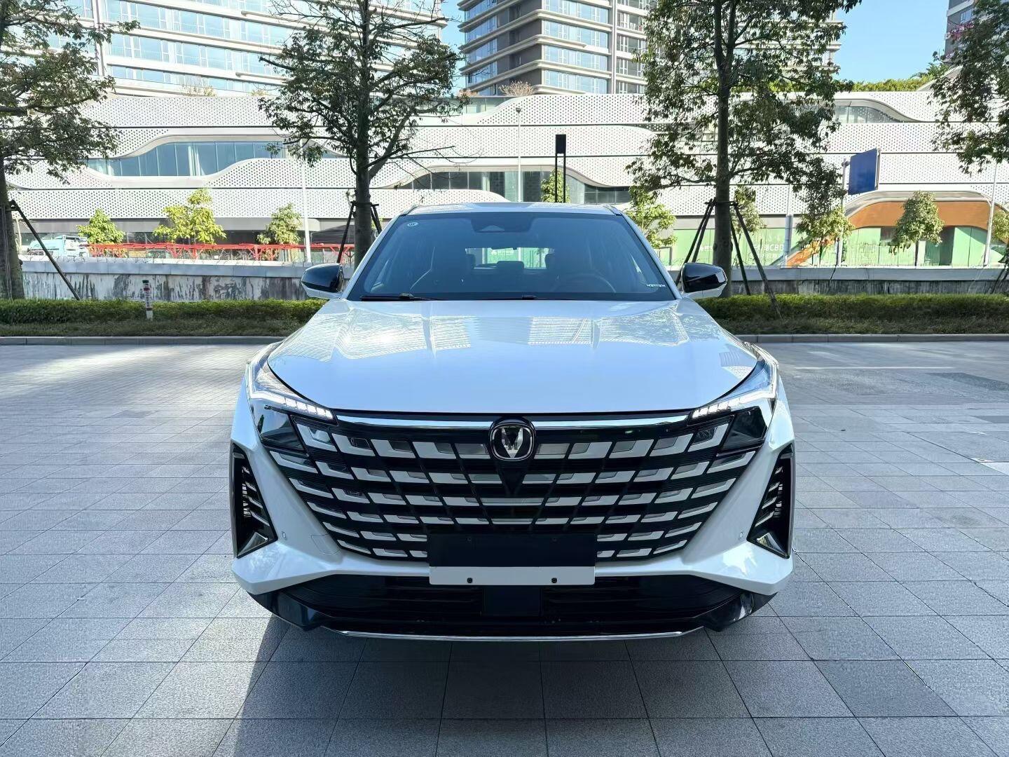 长安UNI‑Z紧凑型插混SUV，搭载新蓝鲸混动系统，纯电续航约130公里，可油可