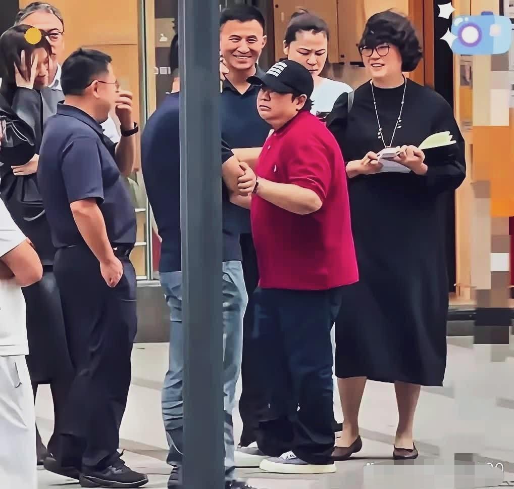 韩红老师很有凝聚力，身边随行人员都在听她讲话，还有人记录。