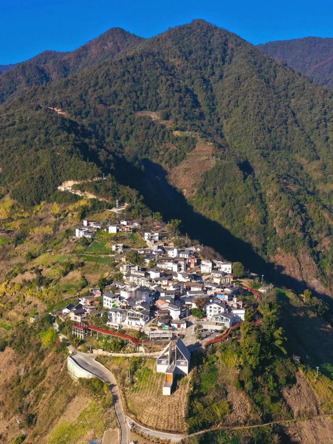 云南泸水市之旅
踏入云南泸水，便开启了一场山水与人文交织的奇妙旅程。漫步怒江大峡