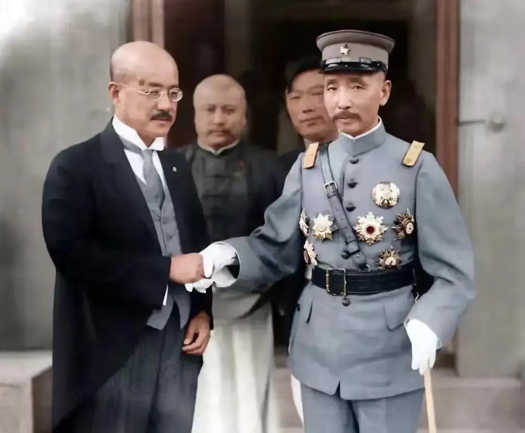 1928年，张作霖与日本公使芳泽谦吉握手时的留影，两人表面看起来一团和气，但是实