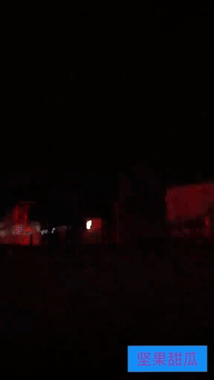 敖德萨州尤日尼港粮食码头，俄军一批小摩托陆续到达，发生剧烈的火灾。

其他东西都