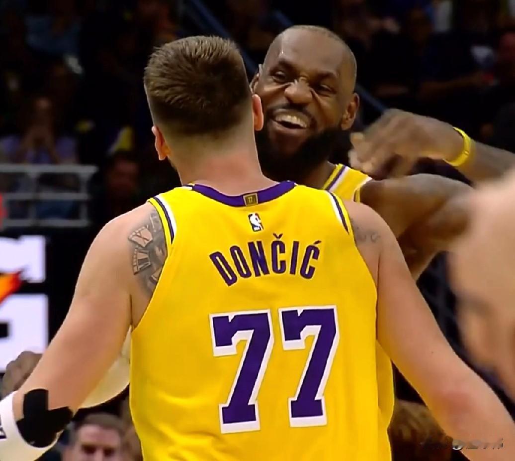 老詹就是稳！东契奇谈詹姆斯：

“关键时刻。”

“又是勒布朗的突破得分。”
