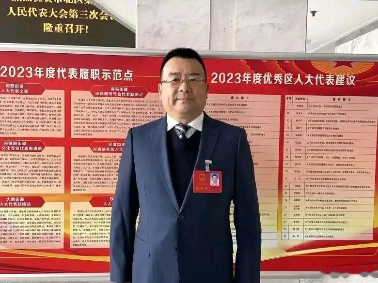 青岛市北区政商两界的著名人物张永伟，昨天官宣落马了，引发各种关注。张永伟是196