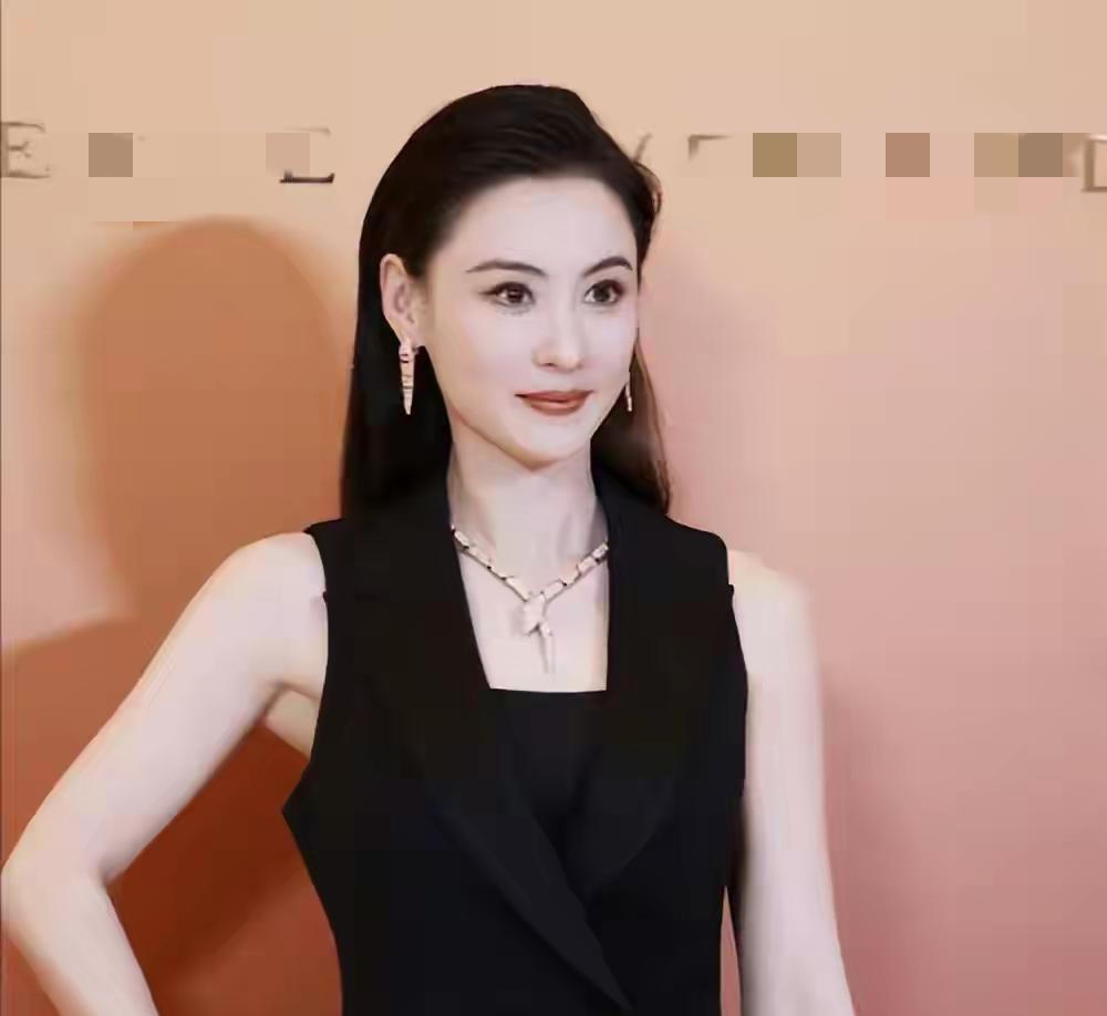 相守二十七载默默扶持，揭开张柏芝身后神秘男人
 
全网总在热议张柏芝的感情纠葛，