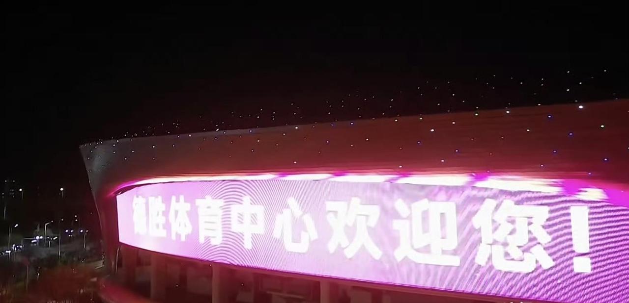 顺德主场的球迷太给力了！落后15分的时候，现场几万人的呐喊声简直要把屋顶掀翻，这