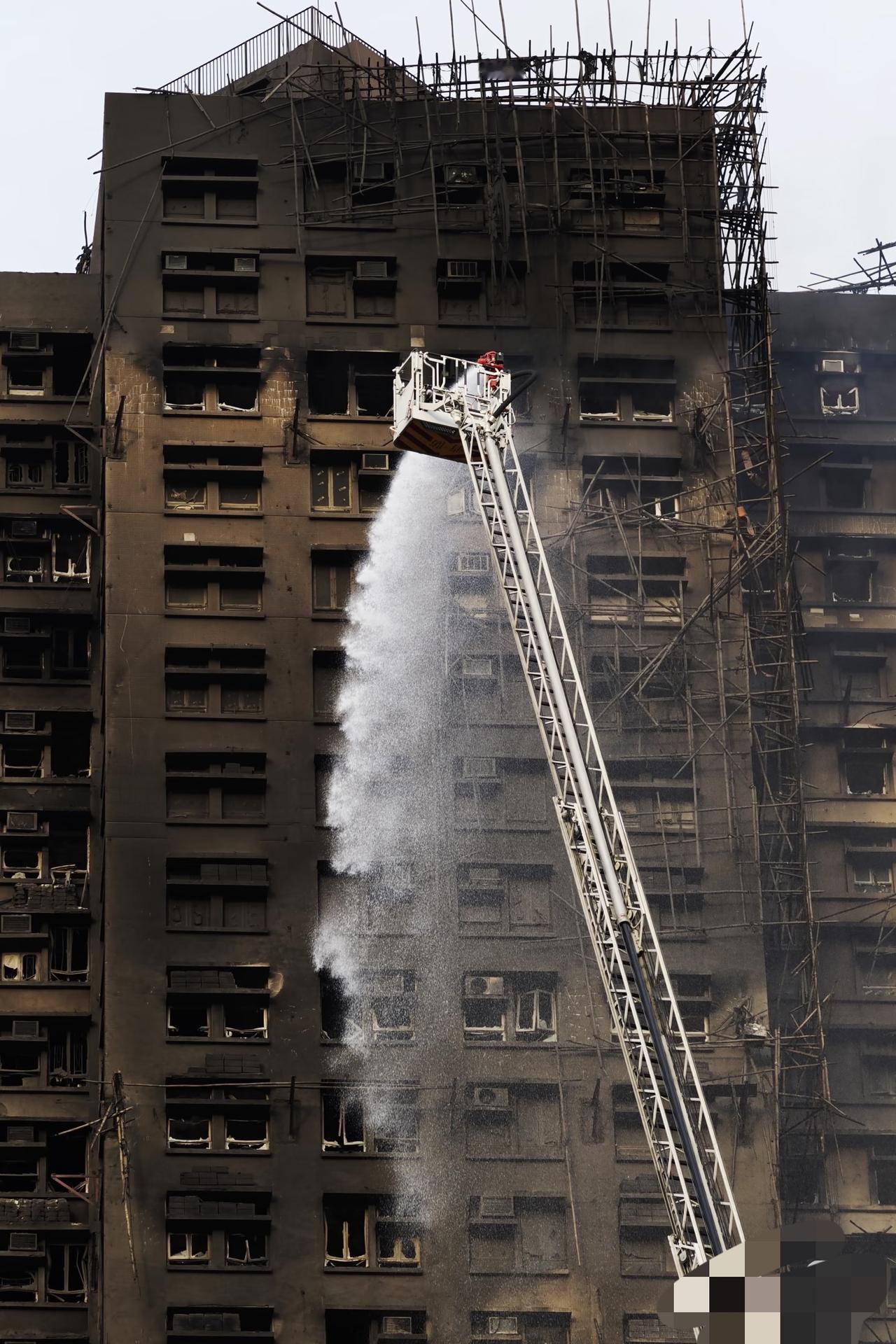 香港这场大火，
​幸存者的一句话让人破防，
​他说：白天在外上班躲过一劫，原来这