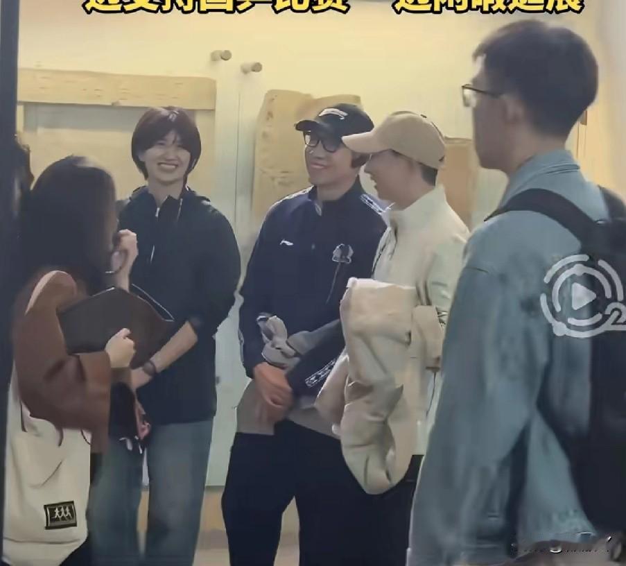 啊啊啊，马龙许昕带妻子约会被偶遇！
万万没想到啊，看完男队的比赛，又给了男队复盘