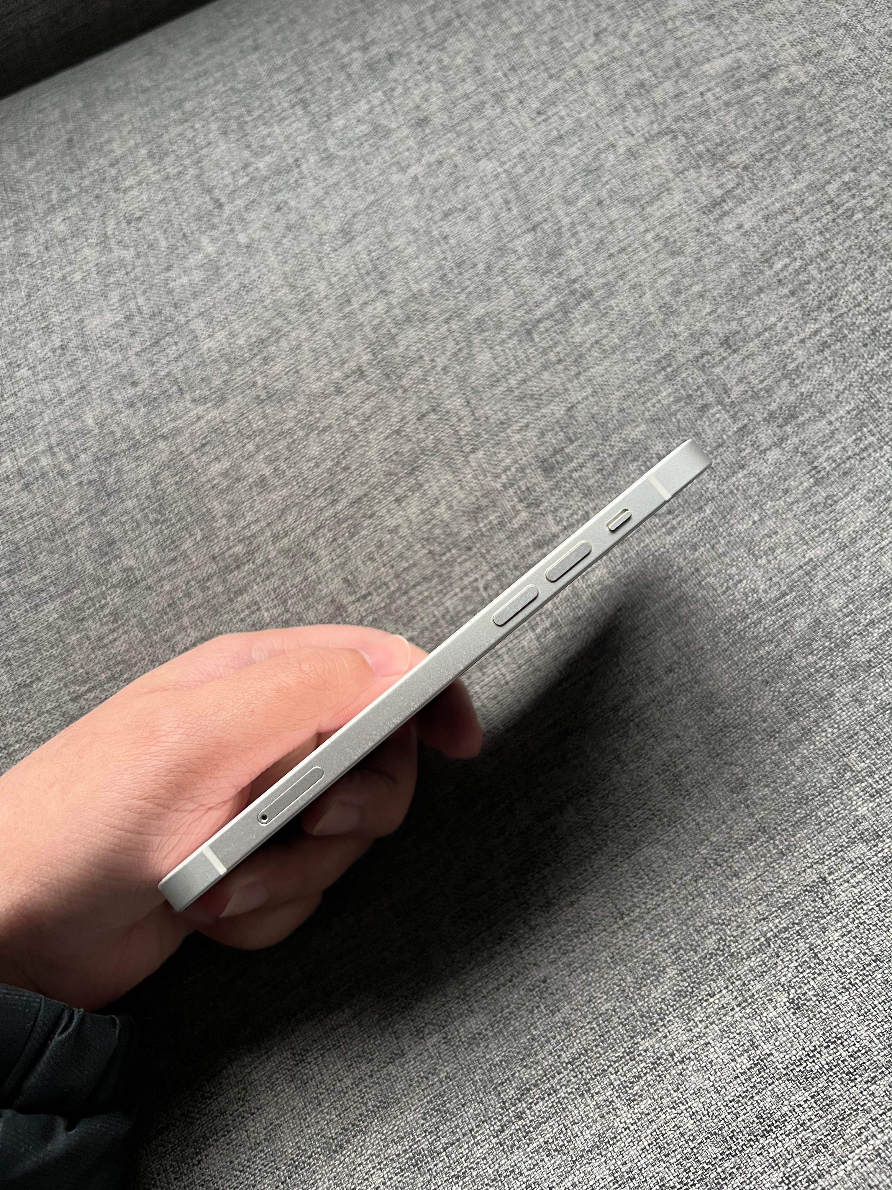 iPhone12 128G 星光色，屏幕完美，外壳小磕碰掉漆，包换全新电池，单机