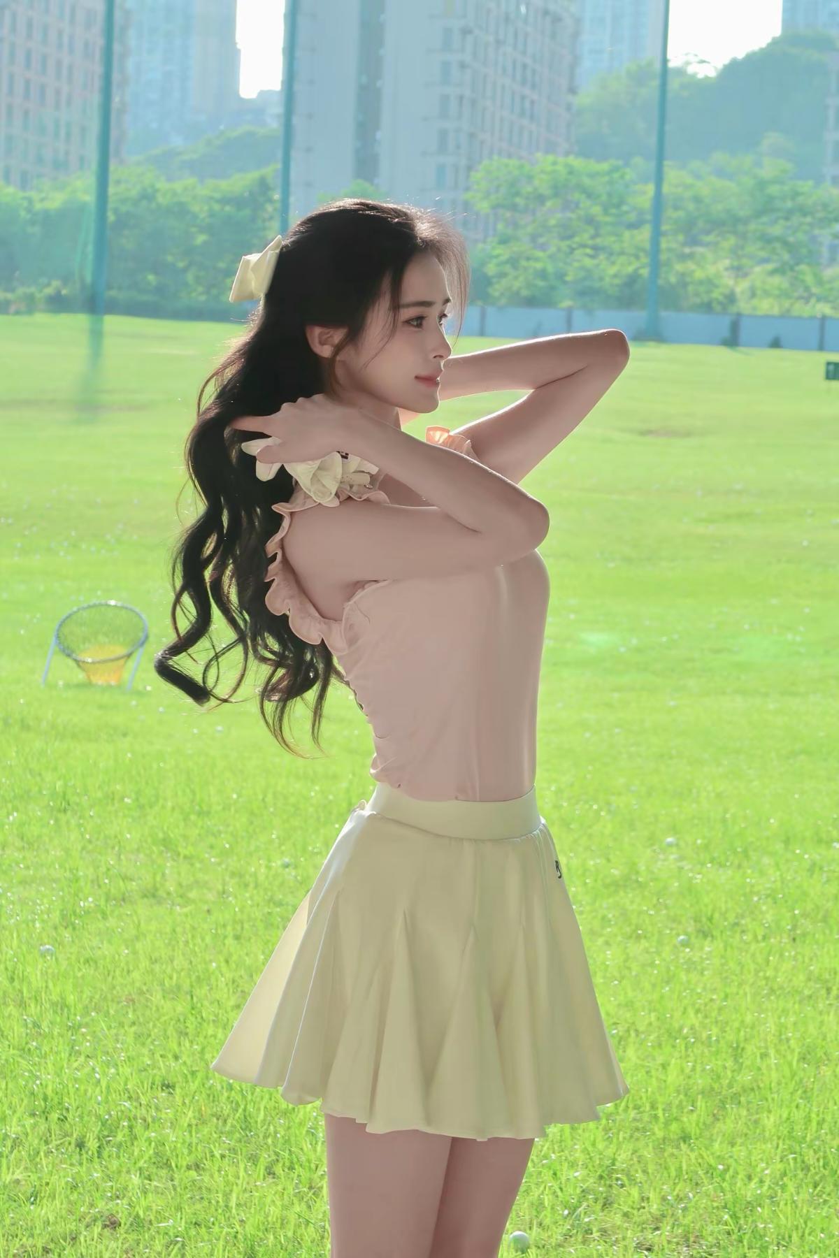 阳光明媚的午后，少女在绿茵场上轻舞飞扬，青春洋溢。
