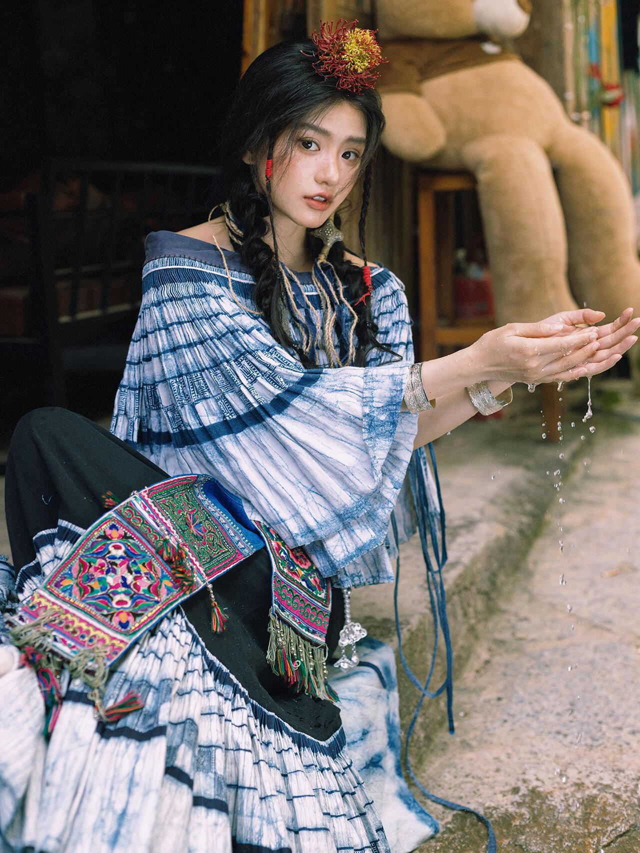 民族风格的主题人像，其实亮点在特有的服装上。
如果我们的光影和色彩，以及美姿展示