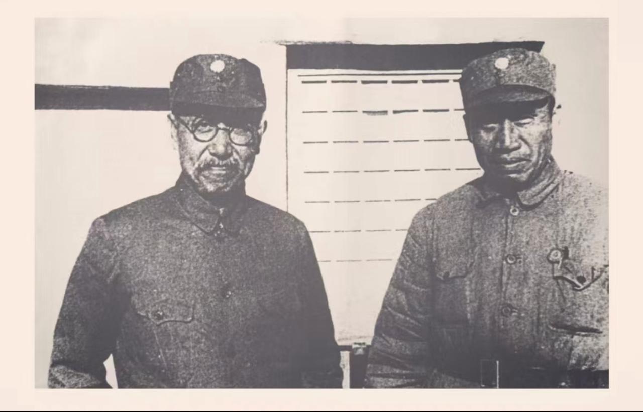 没想到十年前还兵戎相见的两支部队首脑，1937年居然在山西五台山留下了这张并肩合
