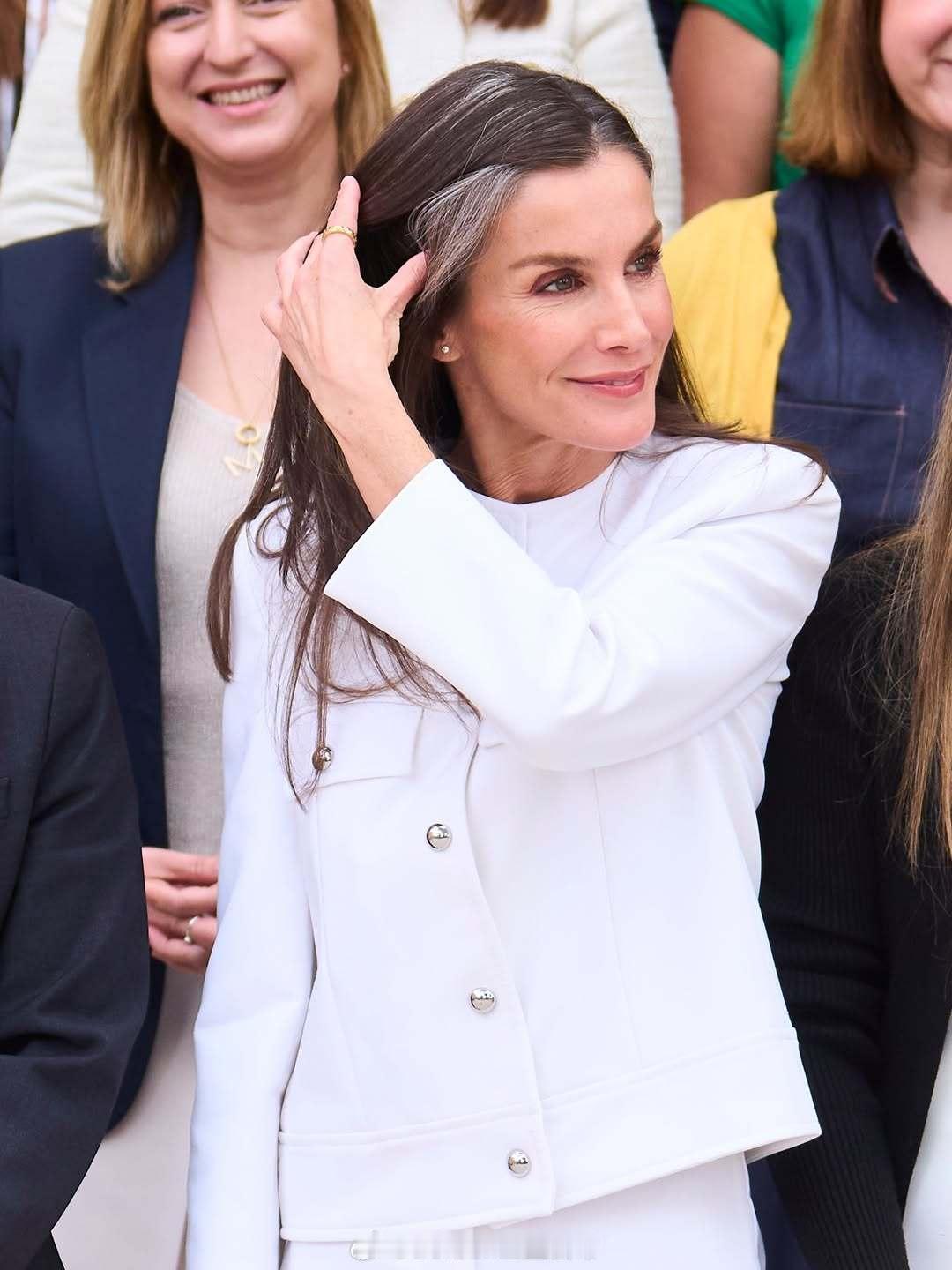 莱后居然有这么多白发了！！还以为只有稀稀拉拉几小撮而已