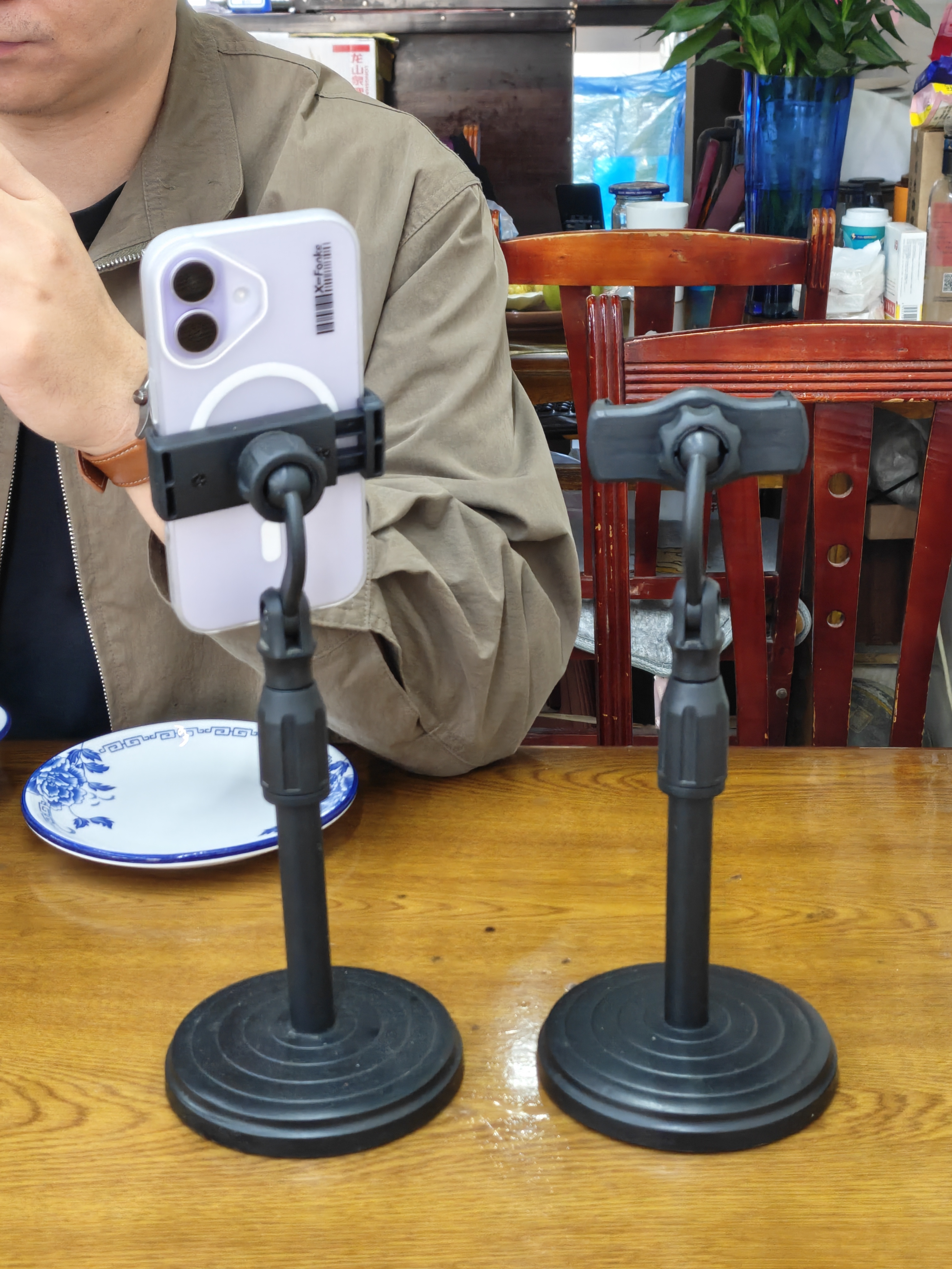 建议所有饭店都安排上手机支架 ​​​