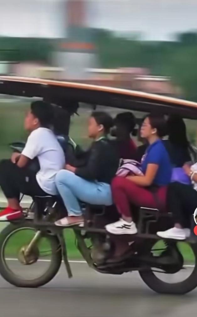 今日，网络上惊现一辆带蓬摩托车竟然能坐上近8个人的视频，这是一款经过改装的摩托车