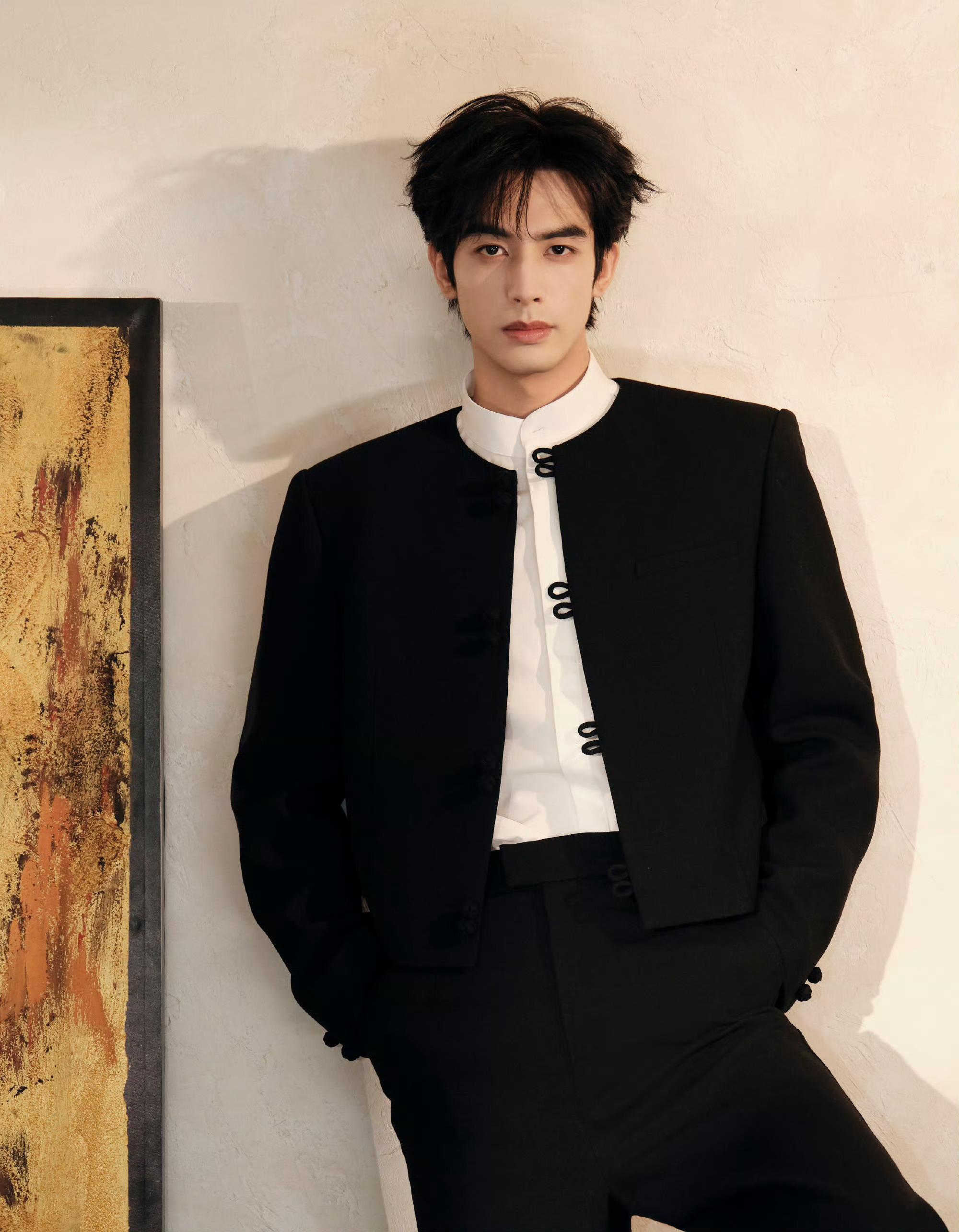 宋威龙 今日《骄阳似我》庆功会造型，身着新中式黑色套装亮相，盘扣、白衬衫、红底鞋