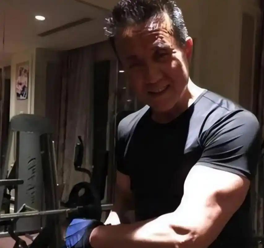 张凯丽回应63岁穿黑丝高书记看到猛猛练块 ​​​