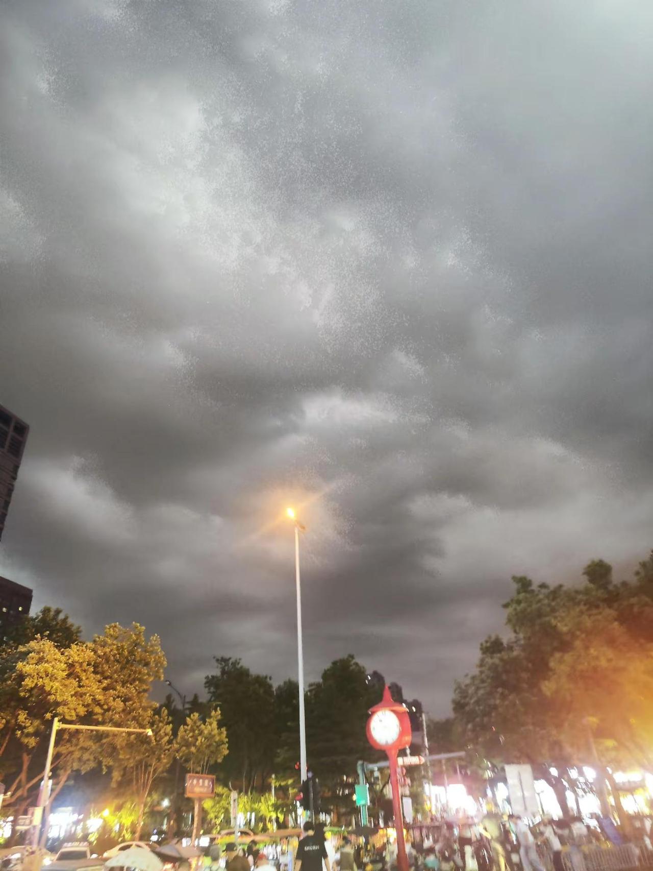 2026年7月14晚西安城市上空乌云密布狂风暴雨瞬间凉快多了开元商城人很多比以前
