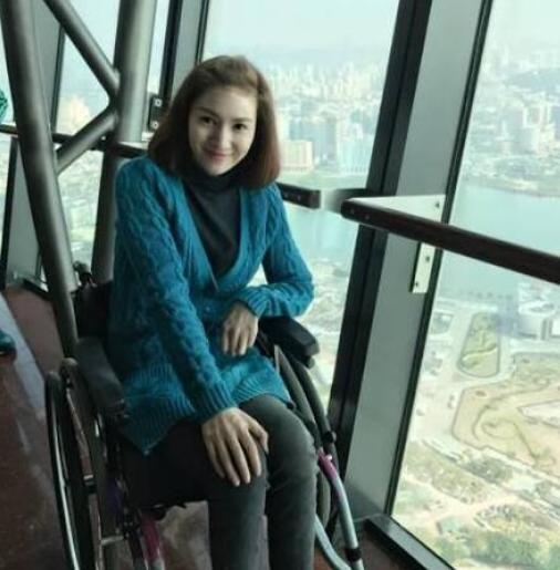 湖南卫视主持人梁艺瘫痪 25 年，她征婚仅提一项条件：“能推轮椅就好”。可偏偏是