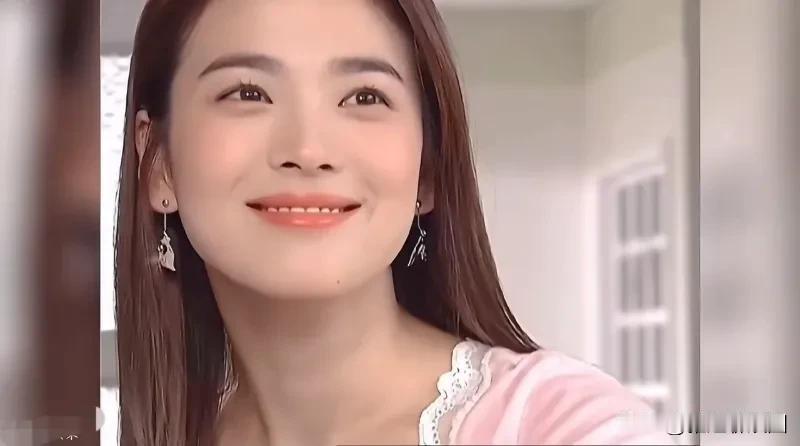 宋慧乔在《浪漫满屋》剧中经典造型真的百看不厌，真的太漂亮了，也是她的颜值巅峰时期