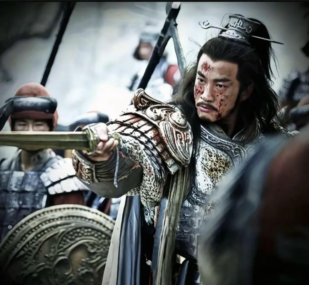 今晚7点的苏超宿迁主场一定非常劲爆，何润东作为特邀嘉宾亲自到场，身着霸王项羽的铠