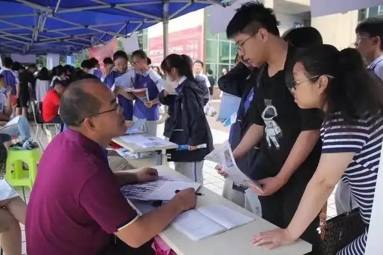 为什么孩子的分数明明够这个学校最后却没有被录取呢？那是因为你没有搞清楚什么是平行