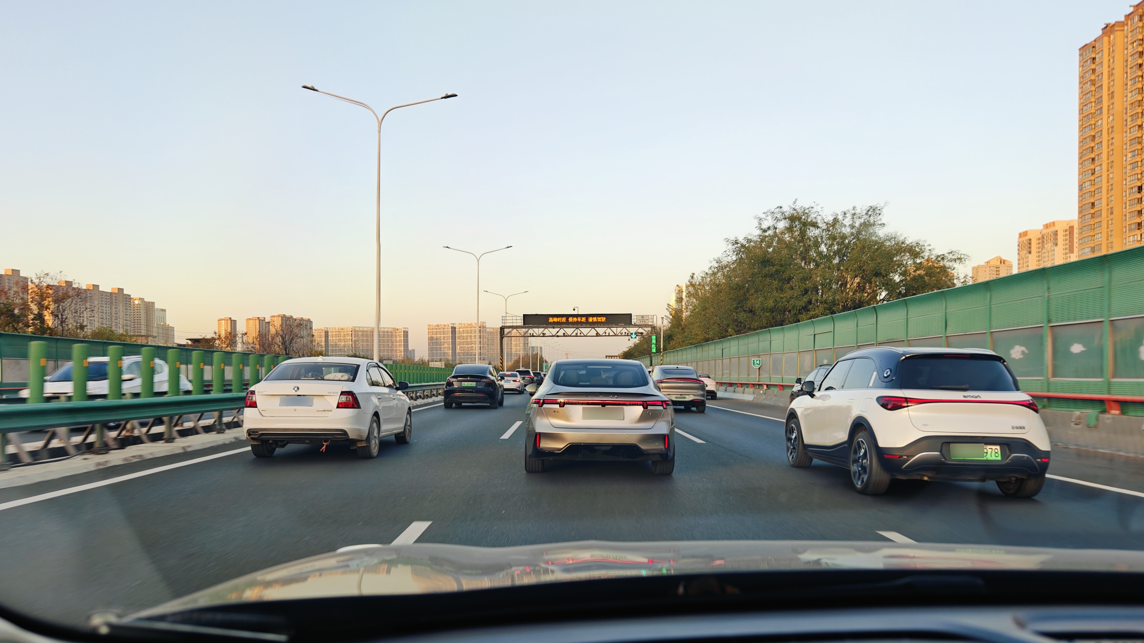 早上西安绕城高速上蛤蟆开会左前方一辆老01一辆09phev前面一辆07右前方应急