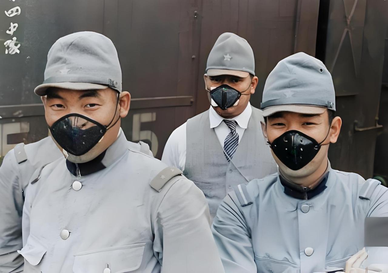 这张1937年10月的老照片，华北前线的日本兵戴着个怪模怪样的玩意儿——明眼人都