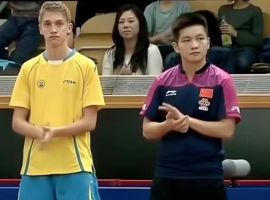 瑞典运动员卡尔伯格与中国缘分很深，与樊振东10多岁就认识了，现在又和东东成了俱乐