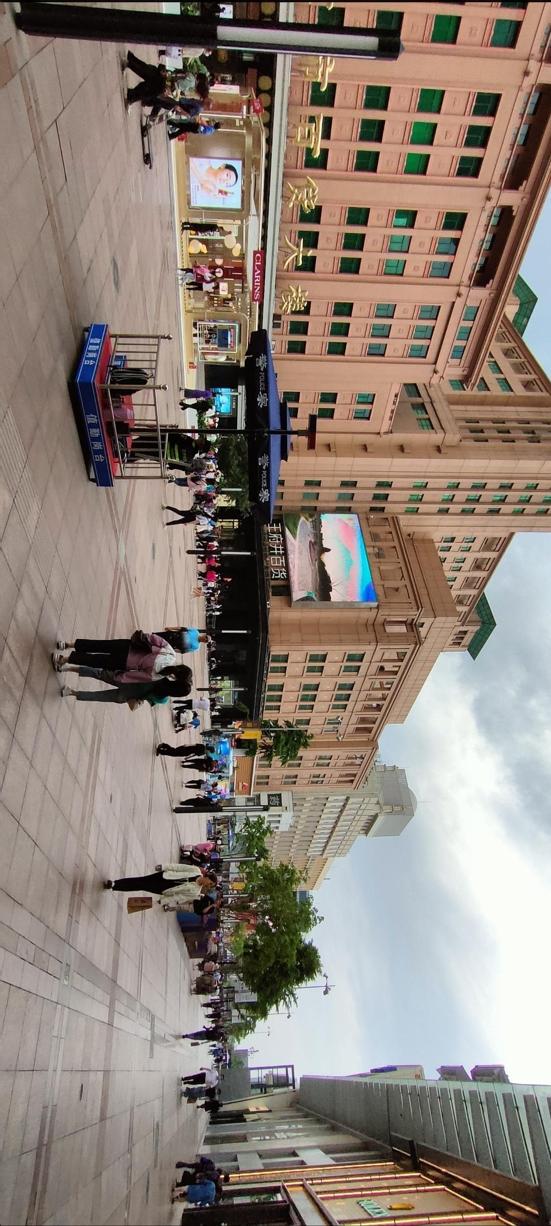 繁华街景，人潮涌动，感受都市的脉动！🏙️👫🚶‍♀️