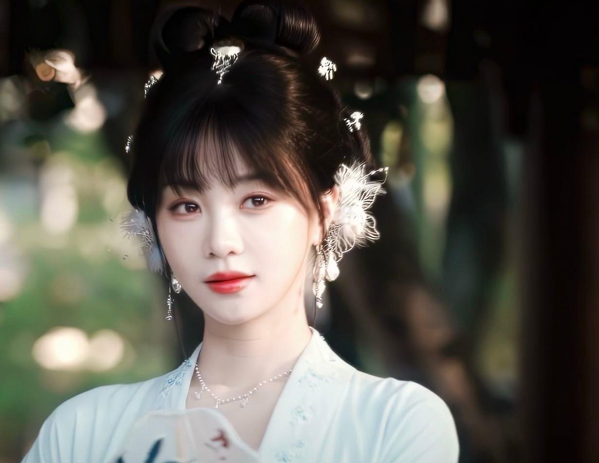 胡意旋新晋互联网女儿剧集成何体统 胡意旋这张脸天生就该穿古装。谢永儿趴在窗台上等