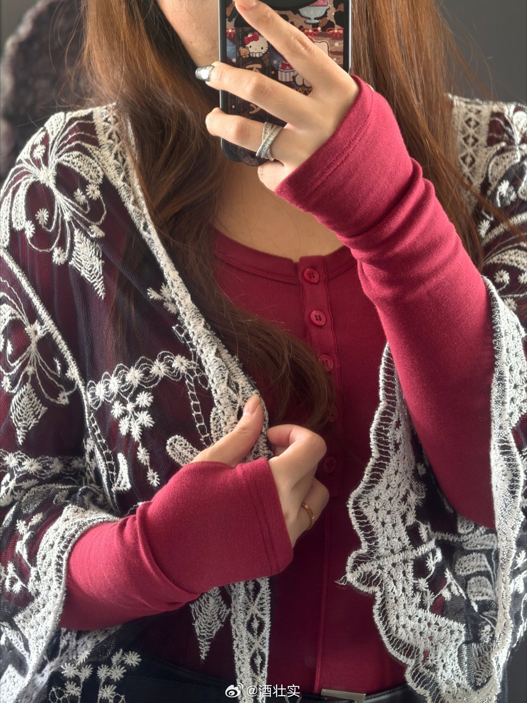 这个季节不穿外套冷，穿外套又怕热，于是我把老一辈盖冰箱的网兜穿上，刚好合适。真是