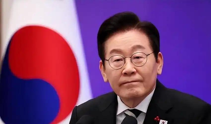 “搬起石头砸自己的脚！”韩国为了绕开中国，拉着越南疯狂建厂，把上千亿美元砸进去。