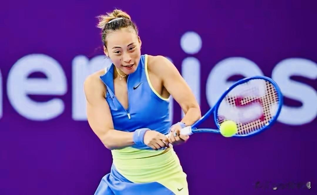 6-4！郑钦文拿下第一盘！正在进行的WTA1000多哈站女单1/8决赛，伤愈复出