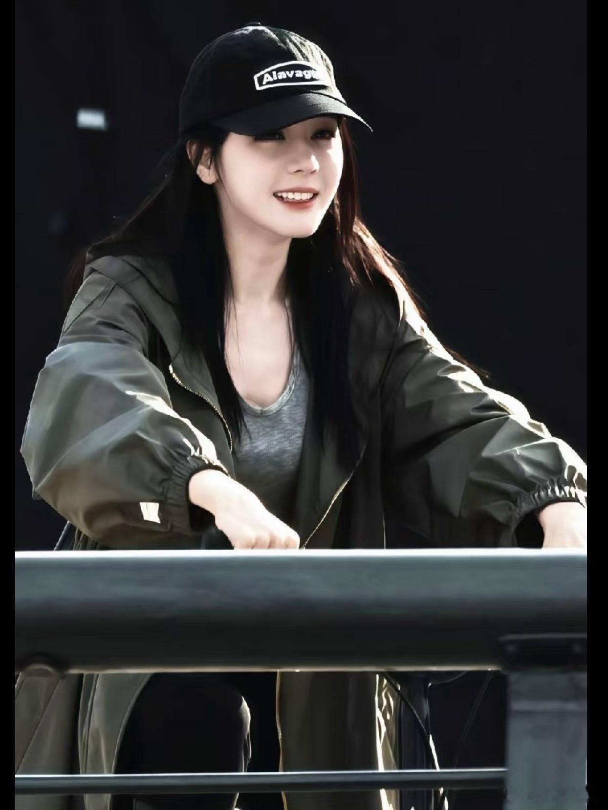 迪丽热巴演了爱你老己 杀青快乐！！！！期待与卫蓝相遇的那一天🩵虽然不能同时拥有