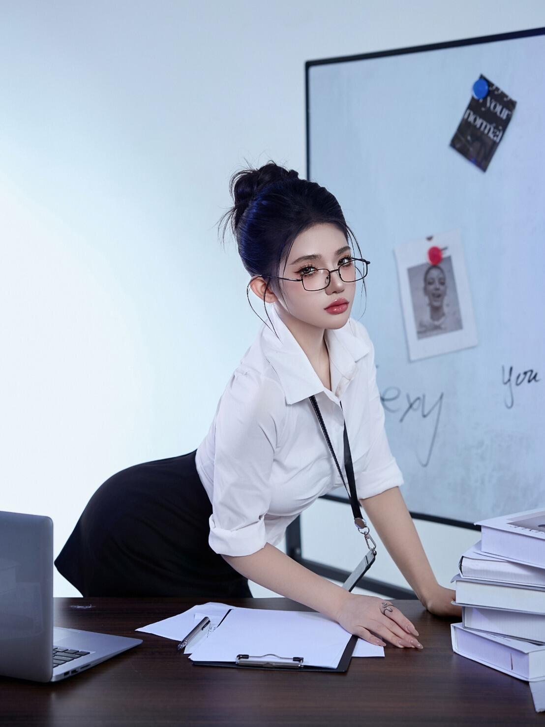 素人秒变大片主角女孩子不一定就要甜甜软软的 也可以酷酷拽拽的样子嘛🖤 ​​​